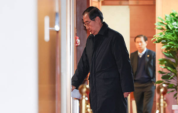 皇冠登3代理申请_韩媒:尹锡悦宣布戒严前皇冠登3代理申请,绝大多数内阁成员都强烈反对