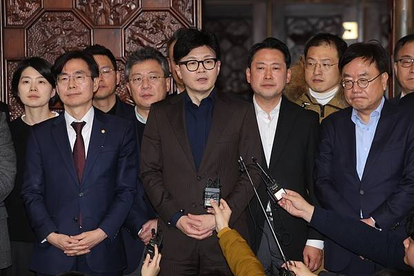 皇冠登3代理申请_韩媒:尹锡悦宣布戒严前皇冠登3代理申请,绝大多数内阁成员都强烈反对