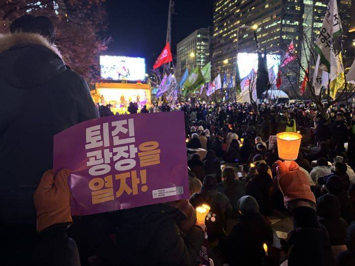 皇冠信用網账号注册_韩国上万民众举行集会皇冠信用網账号注册,要求总统尹锡悦下台