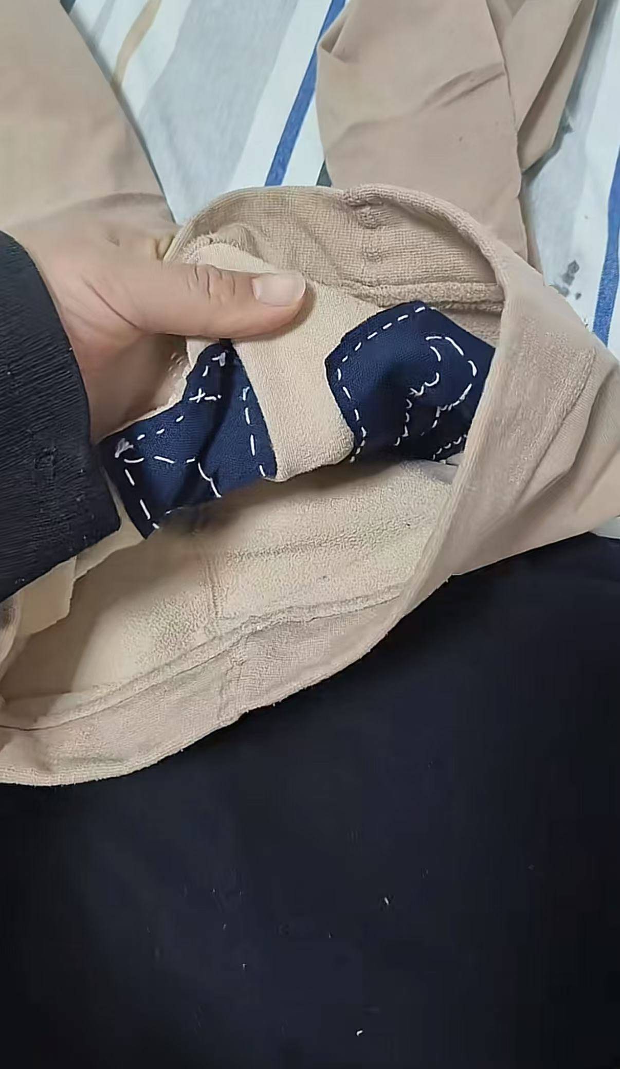 皇冠足球平台代理_山东一女子扔掉破洞打底裤皇冠足球平台代理,妈妈捡回做成“补丁版”:不会再穿,但这是一份爱