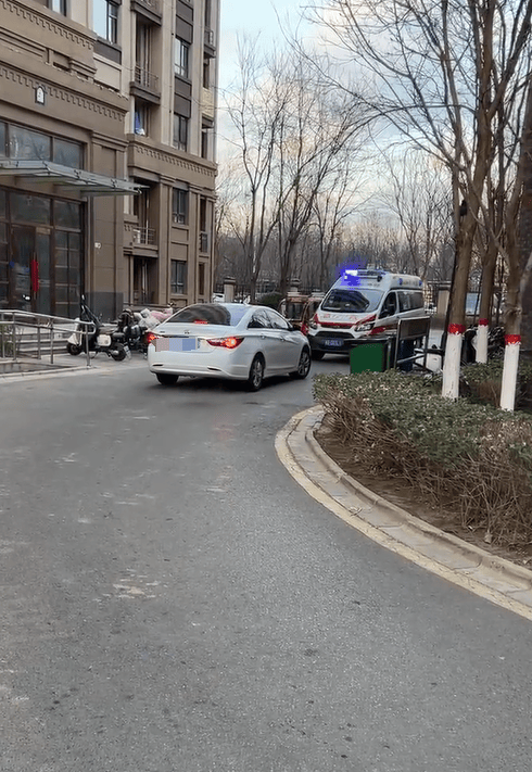 信用网怎么注册_私家车未让救护车反而步步紧逼信用网怎么注册,目击者:老人遗憾离世,河北警方:行政拘留!