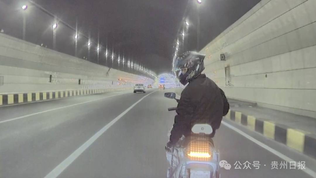 皇冠球網app_不满后车鸣笛皇冠球網app,贵阳一男子骑电瓶车刹车挑衅、打烂轿车后视镜,警方介入→