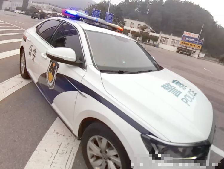 皇冠信用开户_女孩报警称被绑架上了高速皇冠信用开户,民警将其解救后,竟有反转……