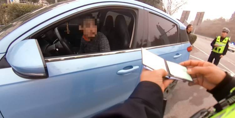 皇冠信用开户_女孩报警称被绑架上了高速皇冠信用开户,民警将其解救后,竟有反转……