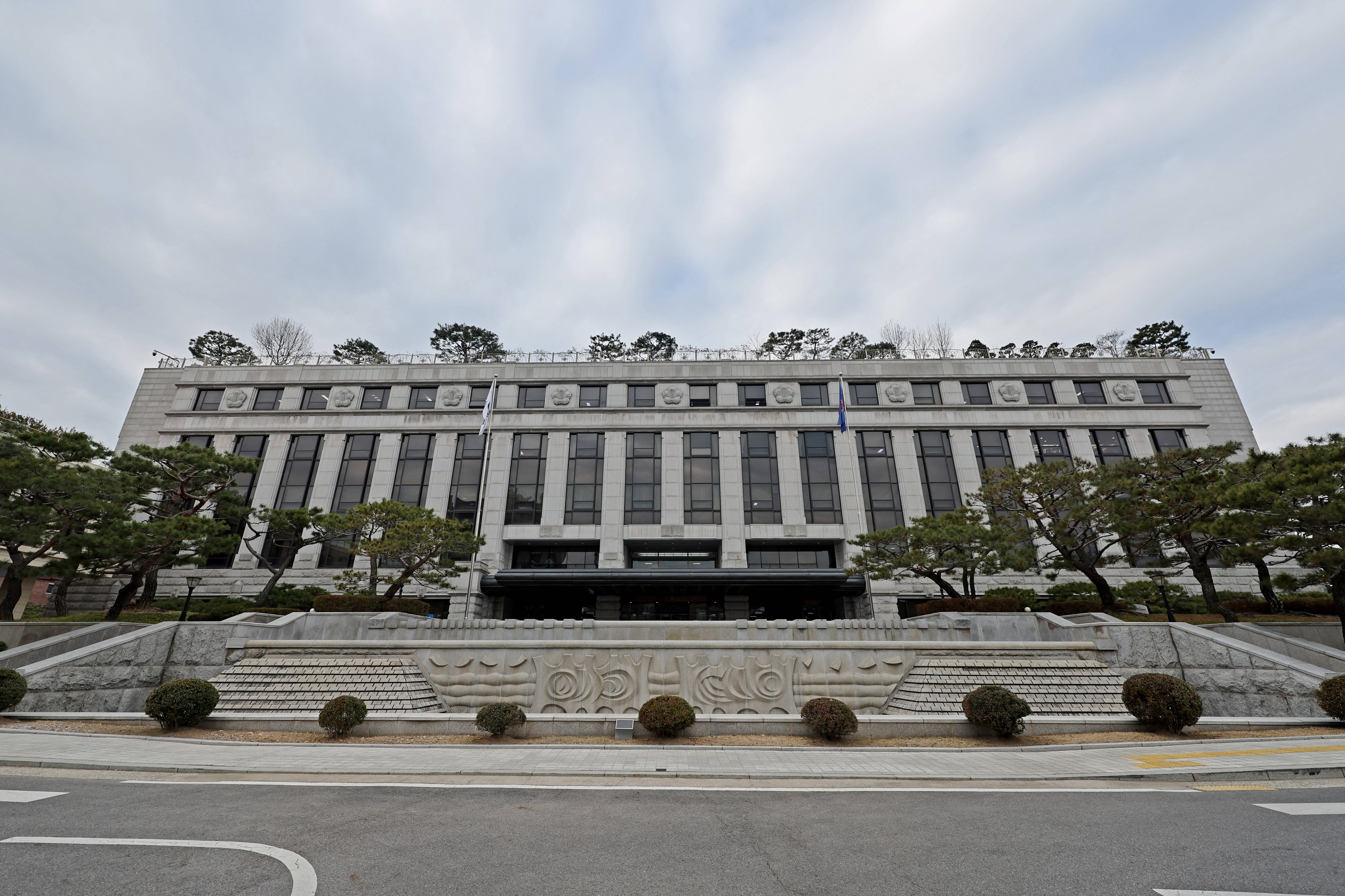 皇冠信用网址_尹锡悦皇冠信用网址,困于龙山总统府