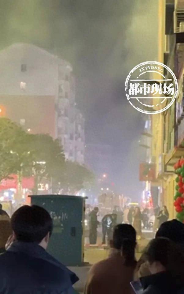 皇冠信用网会员账号_重庆一步行街突发爆炸皇冠信用网会员账号,浓烟滚滚,路人闻声纷纷逃离?当地回应
