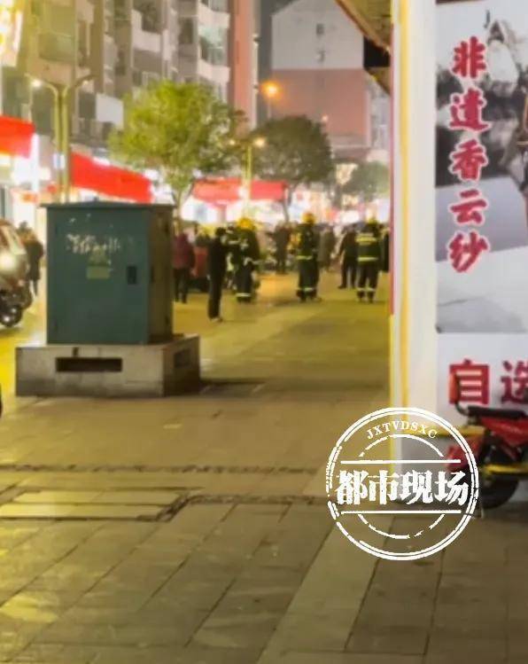 皇冠信用网会员账号_重庆一步行街突发爆炸皇冠信用网会员账号,浓烟滚滚,路人闻声纷纷逃离?当地回应