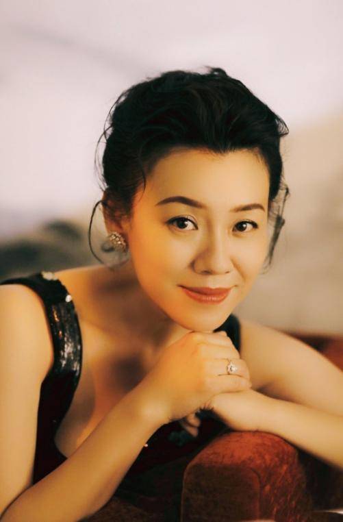 皇冠信用网会员注册_她本是阔太太皇冠信用网会员注册,被导演喊来临时救场,却意外走红,50岁片约不断