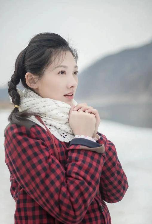 皇冠足球平台代理_端庄美丽的东北姑娘皇冠足球平台代理,演9次女一号没红,如今终于红了