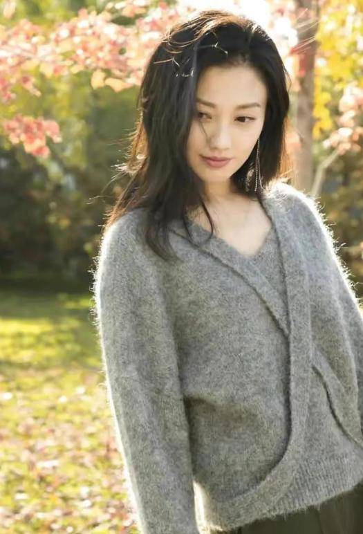 皇冠足球平台代理_端庄美丽的东北姑娘皇冠足球平台代理,演9次女一号没红,如今终于红了