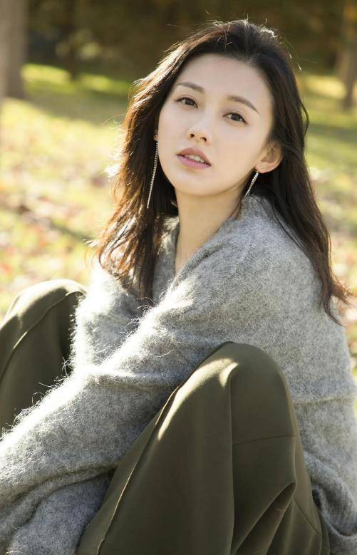 皇冠足球平台代理_端庄美丽的东北姑娘皇冠足球平台代理,演9次女一号没红,如今终于红了
