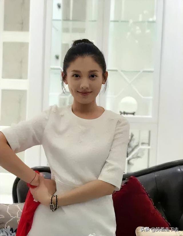 皇冠足球平台代理_端庄美丽的东北姑娘皇冠足球平台代理,演9次女一号没红,如今终于红了