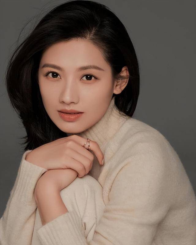 皇冠足球平台代理_端庄美丽的东北姑娘皇冠足球平台代理,演9次女一号没红,如今终于红了