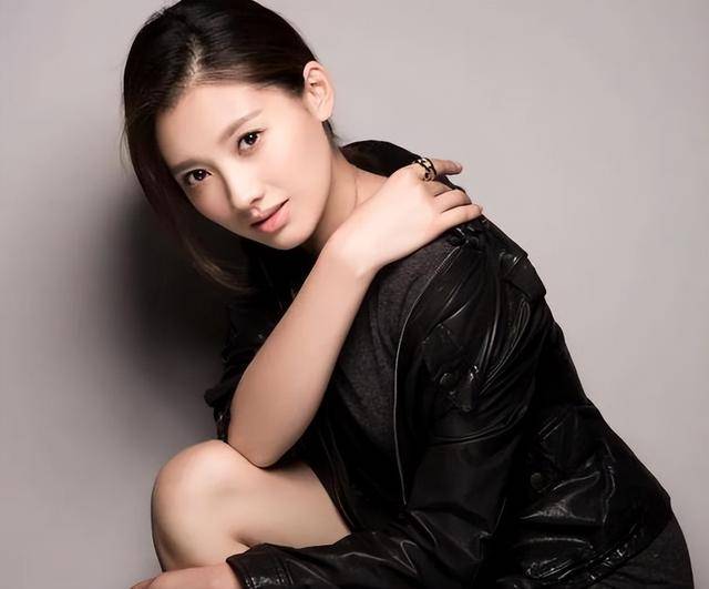 皇冠足球平台代理_端庄美丽的东北姑娘皇冠足球平台代理,演9次女一号没红,如今终于红了