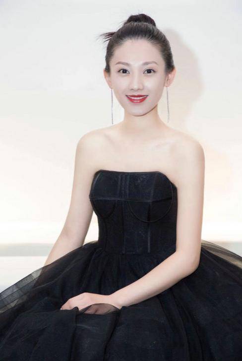 皇冠足球平台代理_端庄美丽的东北姑娘皇冠足球平台代理,演9次女一号没红,如今终于红了