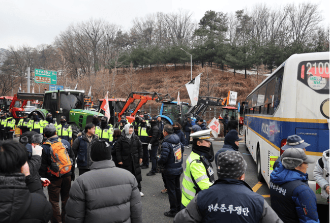 皇冠信用网会员怎么开通_韩国农民开拖拉机试图参加首尔市区集会敦促“尹锡悦下台”皇冠信用网会员怎么开通,遭拦截后与警方发生对峙