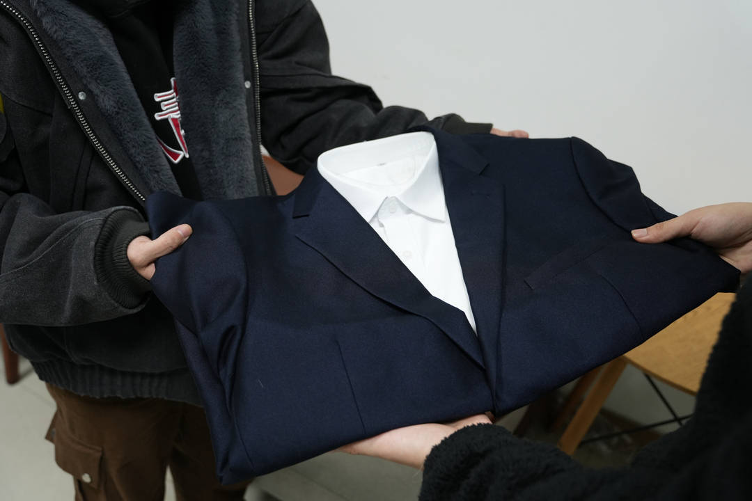 皇冠信用网怎么开户_面试在即皇冠信用网怎么开户,浙江大三学生头疼买不起正装?学校:安排!