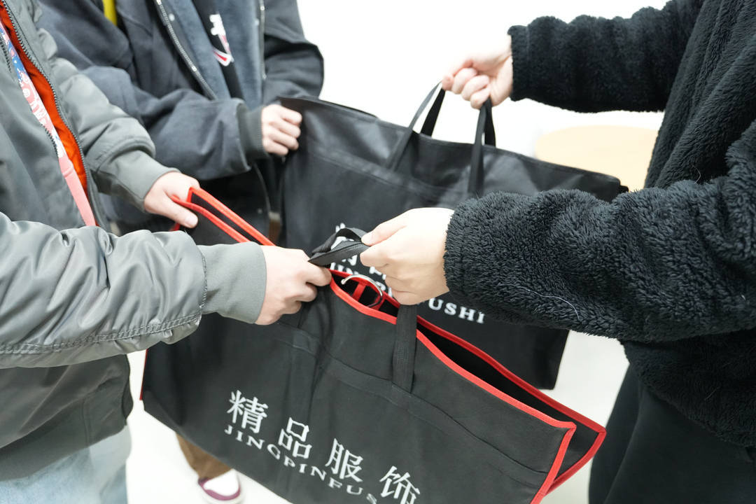 皇冠信用网怎么开户_面试在即皇冠信用网怎么开户,浙江大三学生头疼买不起正装?学校:安排!
