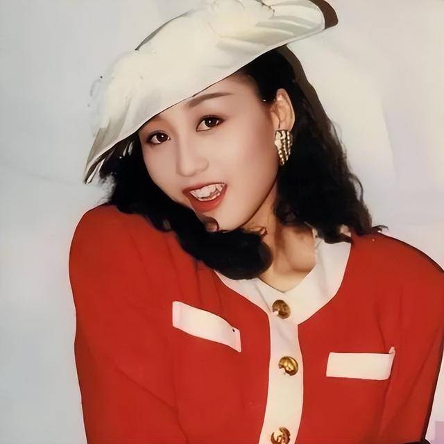 皇冠足球注册_利智算不算顶级大美人皇冠足球注册?看看她和关之琳、翁虹的合照就知道了