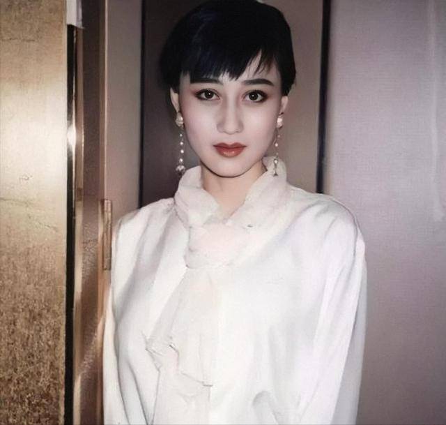 皇冠足球注册_利智算不算顶级大美人皇冠足球注册?看看她和关之琳、翁虹的合照就知道了