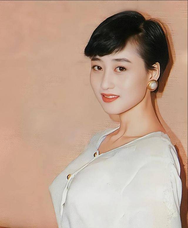 皇冠足球注册_利智算不算顶级大美人皇冠足球注册?看看她和关之琳、翁虹的合照就知道了