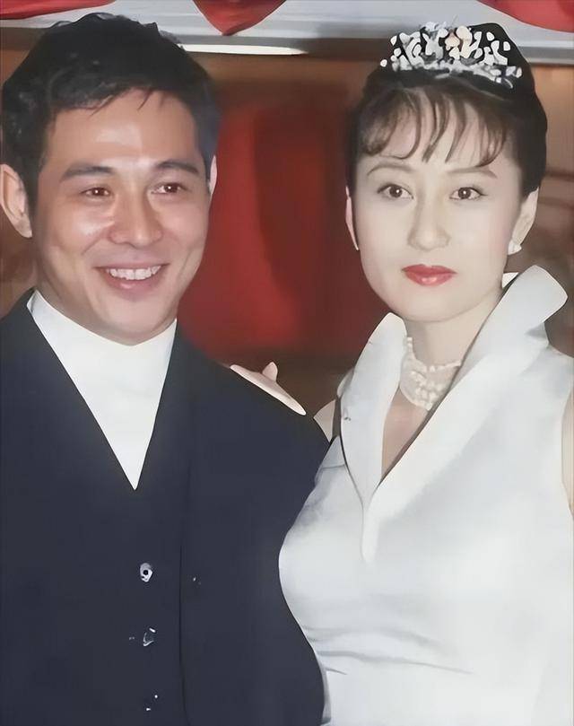 皇冠足球注册_利智算不算顶级大美人皇冠足球注册?看看她和关之琳、翁虹的合照就知道了