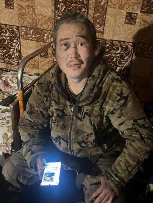 皇冠体育_贴脸肉搏战!俄黄种人士兵单刀闯敌营皇冠体育,看见乌军直接上嘴咬