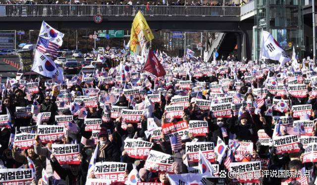 皇冠体育_“护驾大军”赶到皇冠体育,手持“免死金牌”,生死一线的尹锡悦再逃一劫