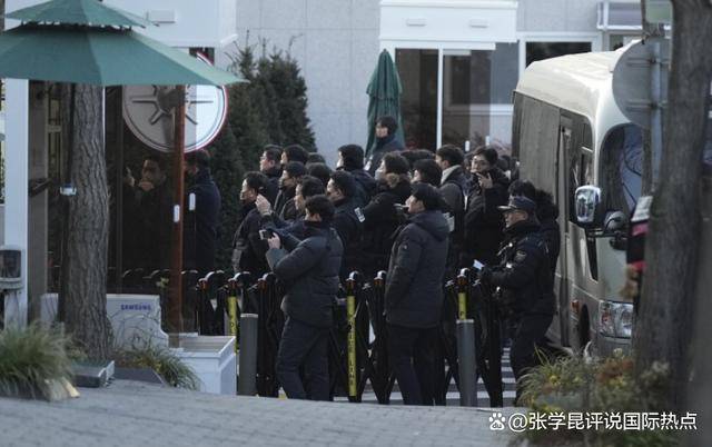 皇冠体育_“护驾大军”赶到皇冠体育,手持“免死金牌”,生死一线的尹锡悦再逃一劫