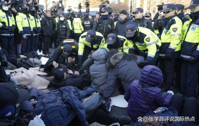 皇冠体育_“护驾大军”赶到皇冠体育,手持“免死金牌”,生死一线的尹锡悦再逃一劫