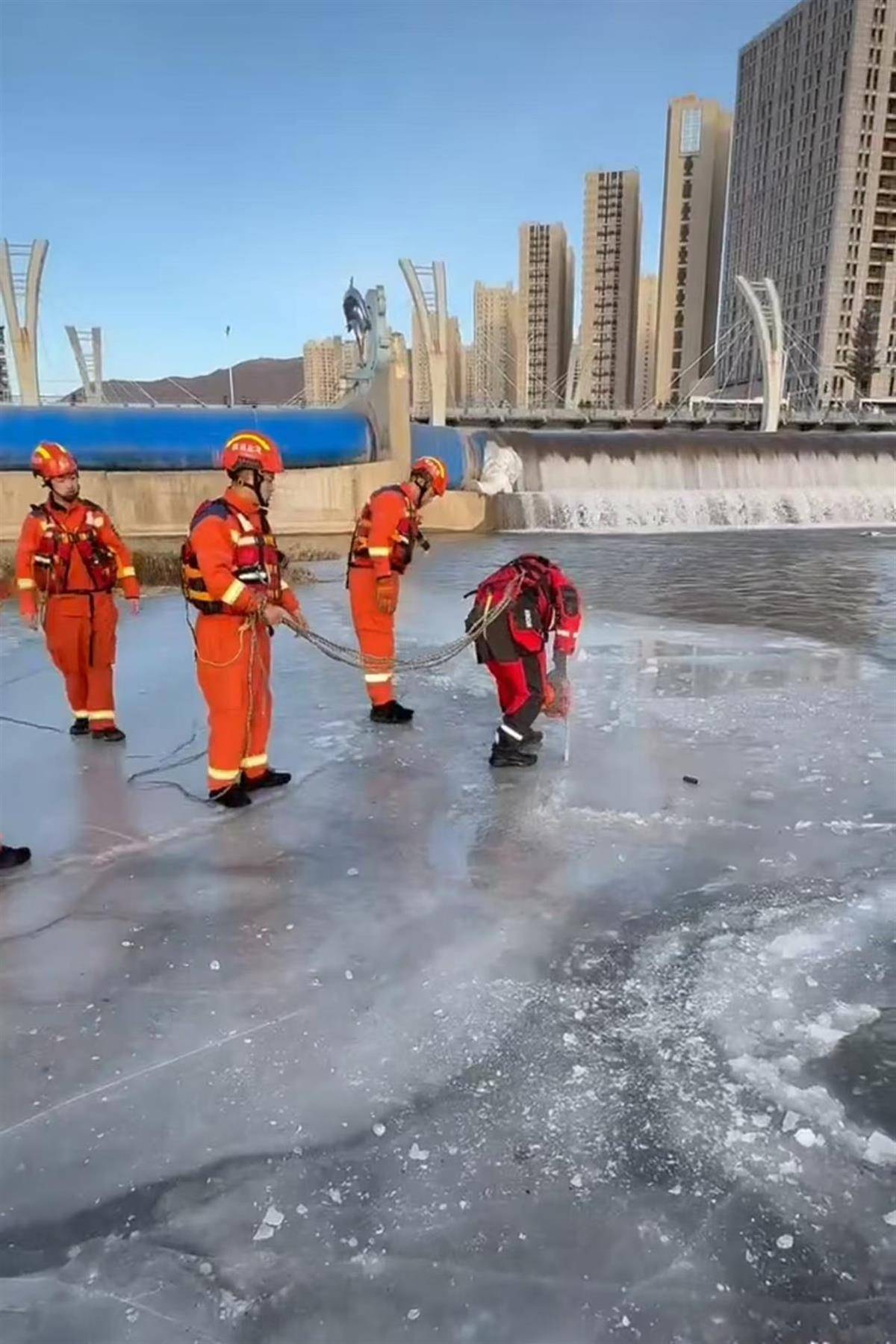 皇冠网开户_张家口被困冰下的冬泳大爷遗体被捞上岸皇冠网开户,业内:人在冰层下会迷失方向,危险性极高
