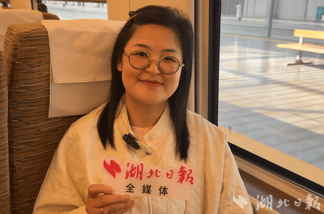 皇冠网开户_定居香港37年皇冠网开户,77岁的老武汉人提前三天行程 只为坐上首趟香港至武汉始发高铁