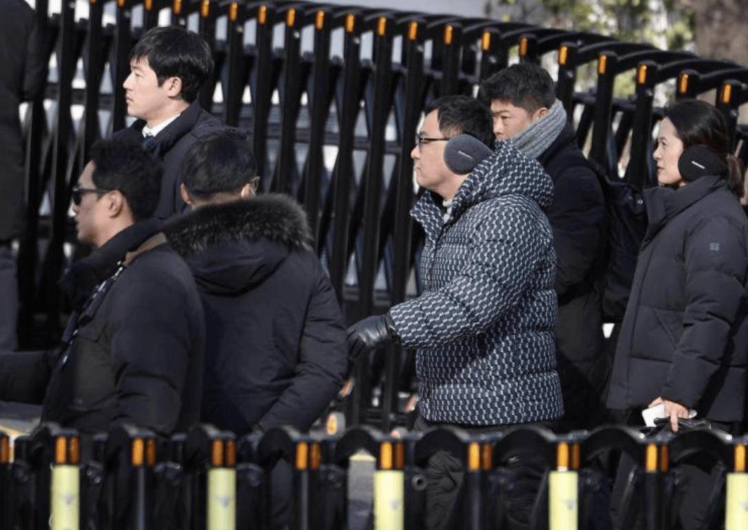 皇冠信用网登2_3000警力围攻龙山官邸!尹锡悦与法律的背水一战皇冠信用网登2,还能坚持多久?