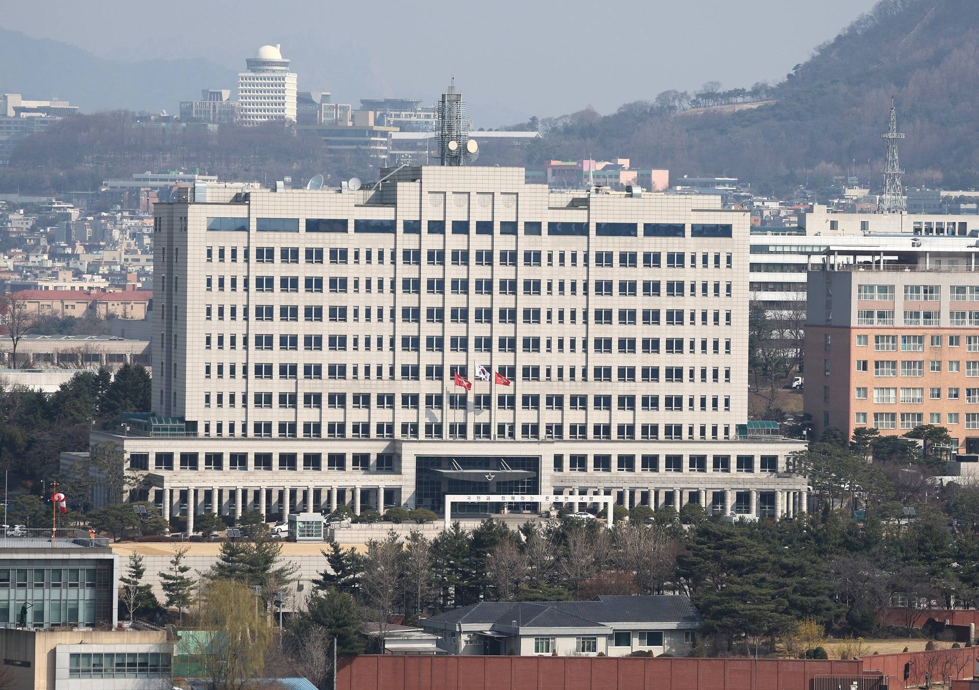 皇冠信用网登2_3000警力围攻龙山官邸!尹锡悦与法律的背水一战皇冠信用网登2,还能坚持多久?