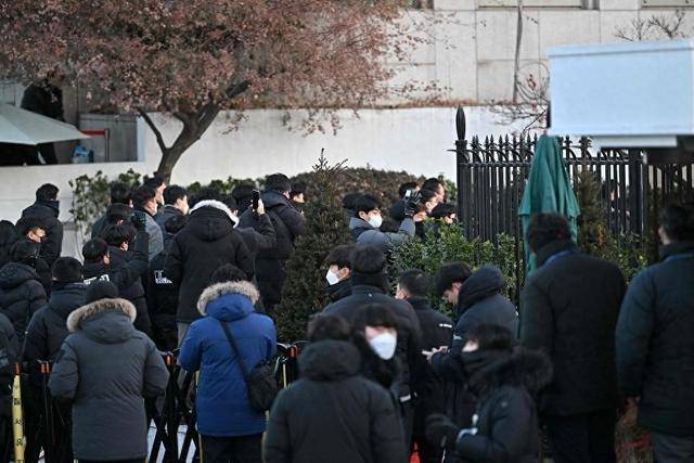 皇冠体育信用网_尹锡悦命运迎来转折?11000人聚集总统官邸外皇冠体育信用网,在野党棋差一招