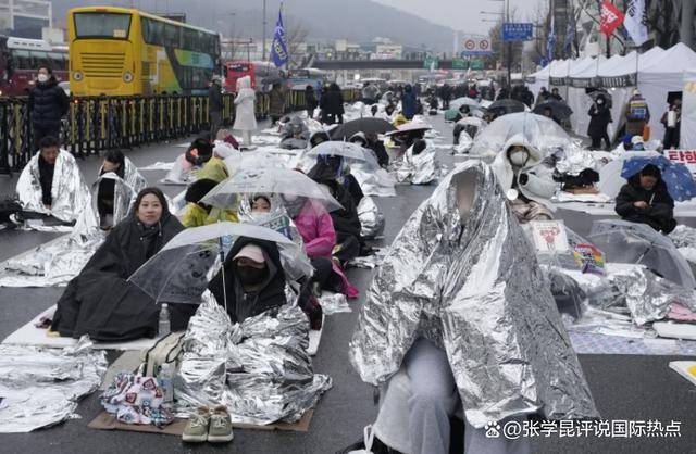 皇冠登3管理出租_韩国军警相互开火皇冠登3管理出租,百姓做好牺牲准备,尹锡悦却坐着车悄悄跑路了