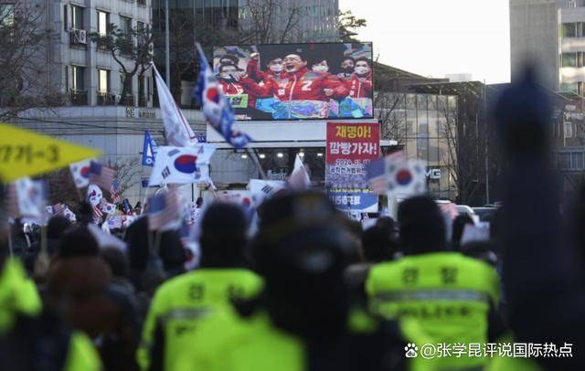 皇冠登3管理出租_韩国军警相互开火皇冠登3管理出租,百姓做好牺牲准备,尹锡悦却坐着车悄悄跑路了