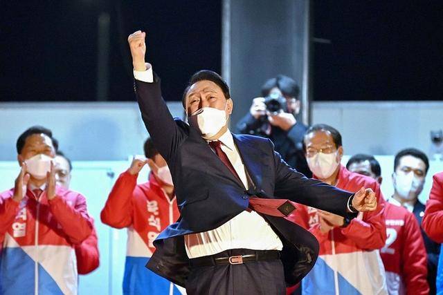 欧洲杯足球平台_效仿阿萨德欧洲杯足球平台,尹锡悦也来了一出“金蝉脱壳”,坐上防弹车,跑了?