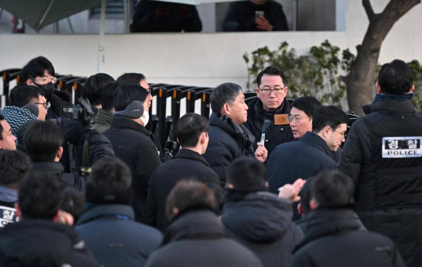 皇冠信用网股东_韩国政坛轰动!尹锡悦拒逮捕皇冠信用网股东,军方站台,公调处能否一网打尽?