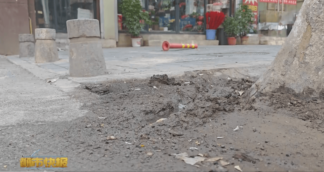 皇冠体育账号_西安一街道满街臭皇冠体育账号!只因家门口污水管道堵塞
