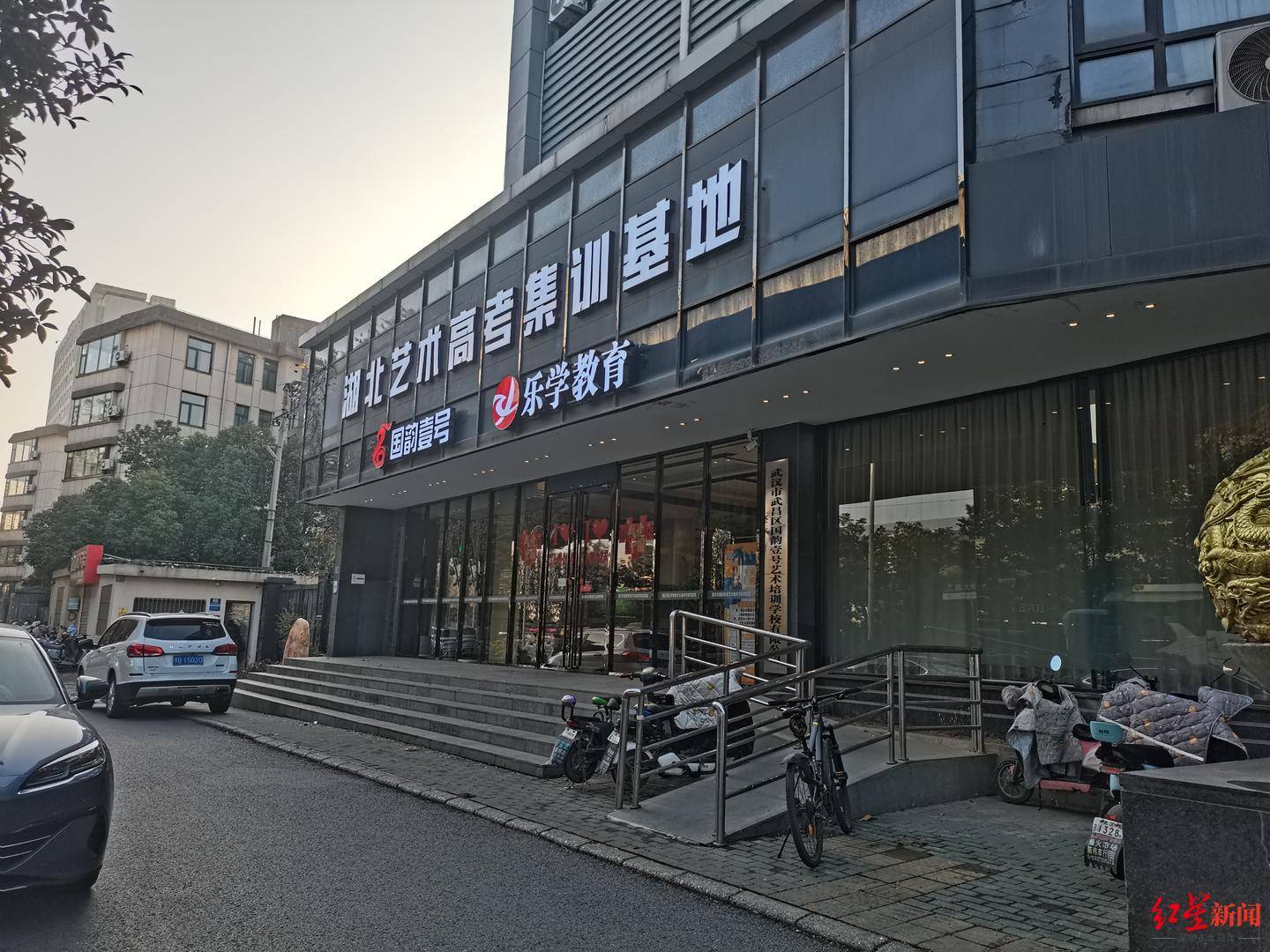 皇冠体育账号_收费3万元起皇冠体育账号,数百学生封闭管理,武汉多家教培机构涉嫌无证办学 教育局工作人员:别交钱,有多项安全隐患