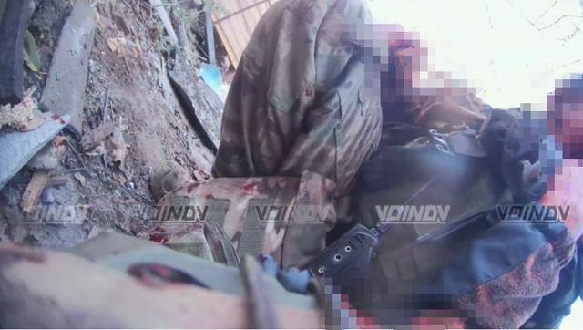 皇冠足球网_俄媒:普京向在近身肉搏战中打败乌军士兵的俄军士兵授予“俄罗斯英雄”称号