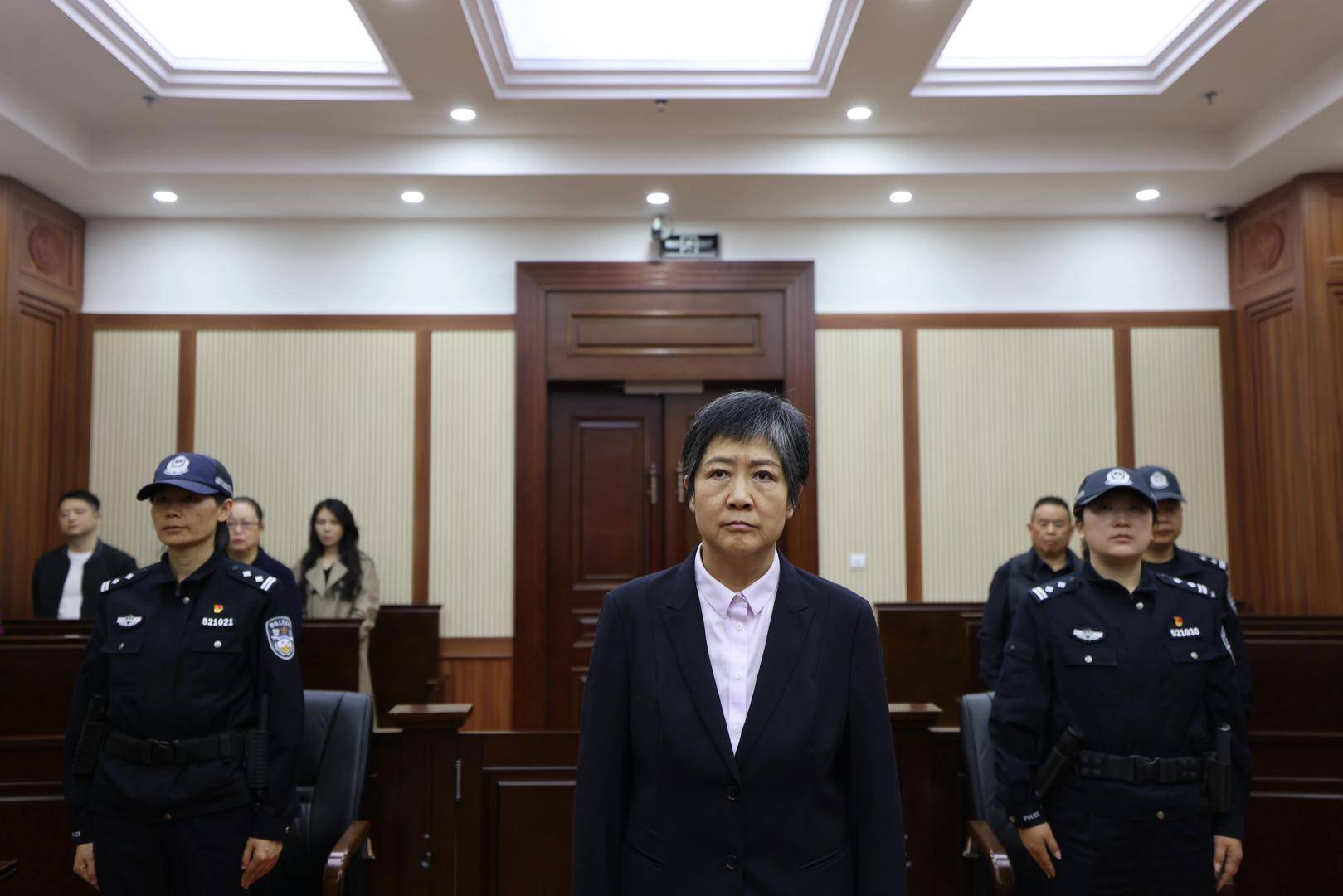 皇冠代理登入_安排妻子休假陪同服务领导夫人皇冠代理登入,送60余瓶各类茅台酒!安九熊攀附孙志刚细节曝光