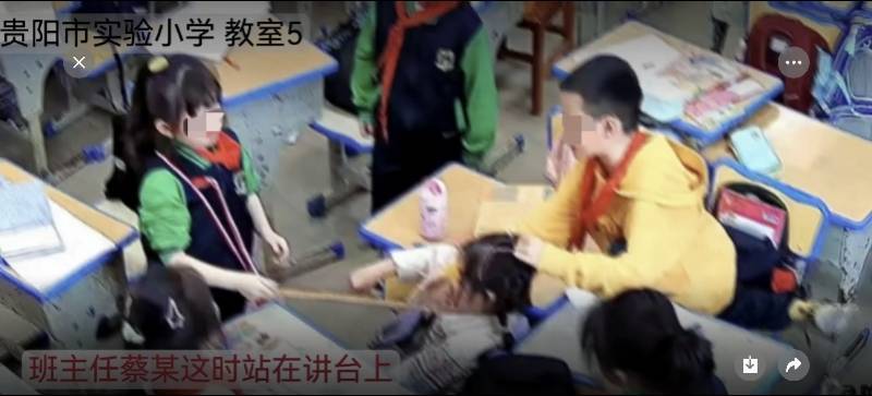 皇冠体育正网_8岁女生教室内遭多名同学欺凌殴打皇冠体育正网,班主任在讲台低头改作业