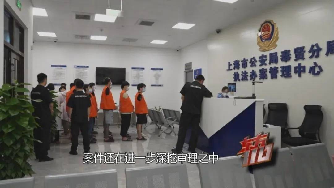 皇冠信用额度_上海阿姨145万现金平铺在沙发上皇冠信用额度,警察傻眼:竟要给陌生人拿走?