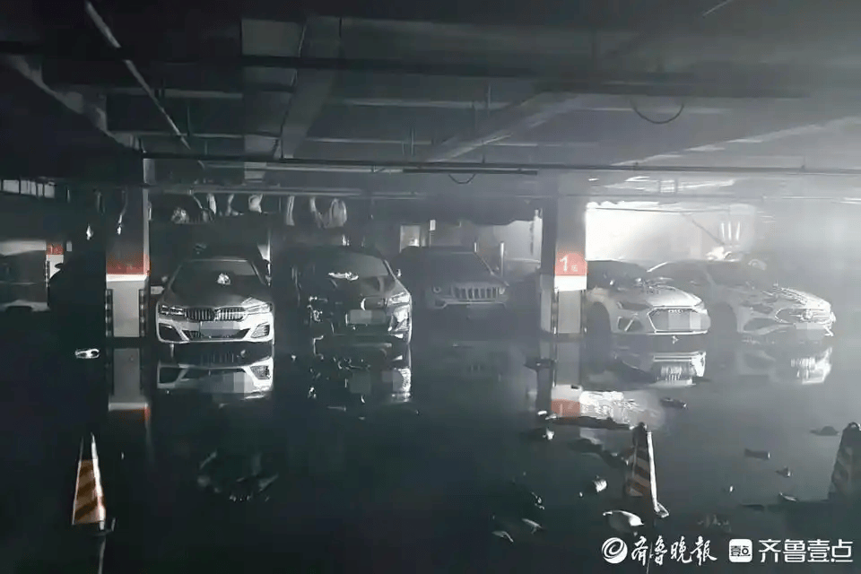 皇冠信用网申请_一小鹏汽车突然起火皇冠信用网申请,小区17辆车完全或严重烧损,包括奔驰、宝马等豪华车!车企回应:涉事车曾加改装