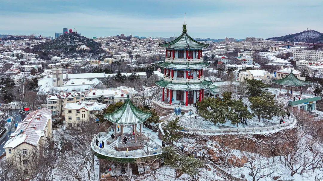 巴黎奥运会开幕式_青岛鱼山路巴黎奥运会开幕式,一位大名人为了吃一顿烤羊肉…也是拼了!从北京买的工具,从潍县买的大葱!网友:不光会写,还这么会吃啊