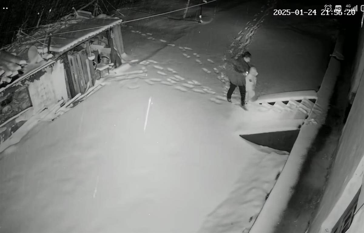 巴黎奥运会足球_西安父子旅游返家时雪中受困巴黎奥运会足球,陕西商南山村夫妇收留他们一夜