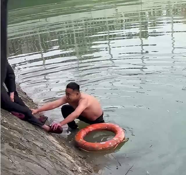 巴黎奥运会足球_32岁陕西男子只会“狗刨”巴黎奥运会足球,跳江救老人冻到浑身发红,6岁女儿为爸爸点赞
