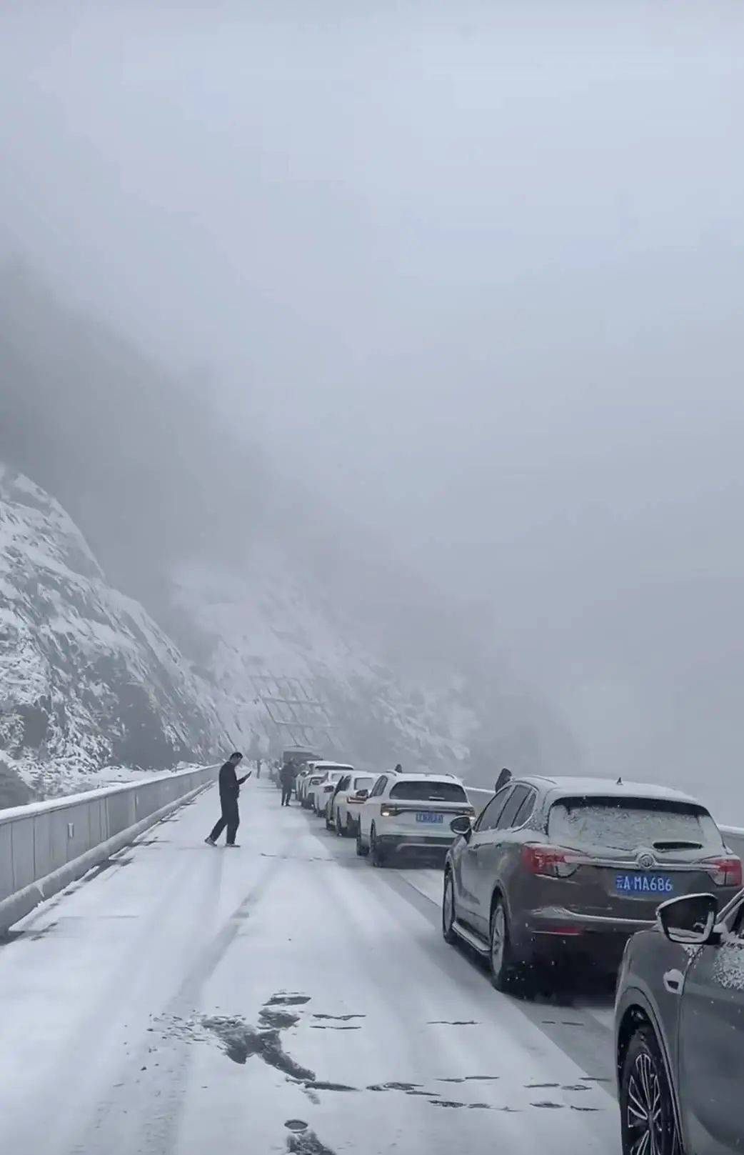 皇冠信用盘账号_玉龙雪山景区突降大雪暂停开放皇冠信用盘账号,有游客称下山堵了约6小时